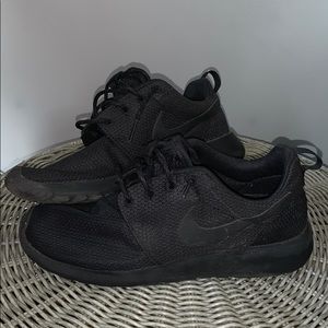 Black Nike Roshe Run
